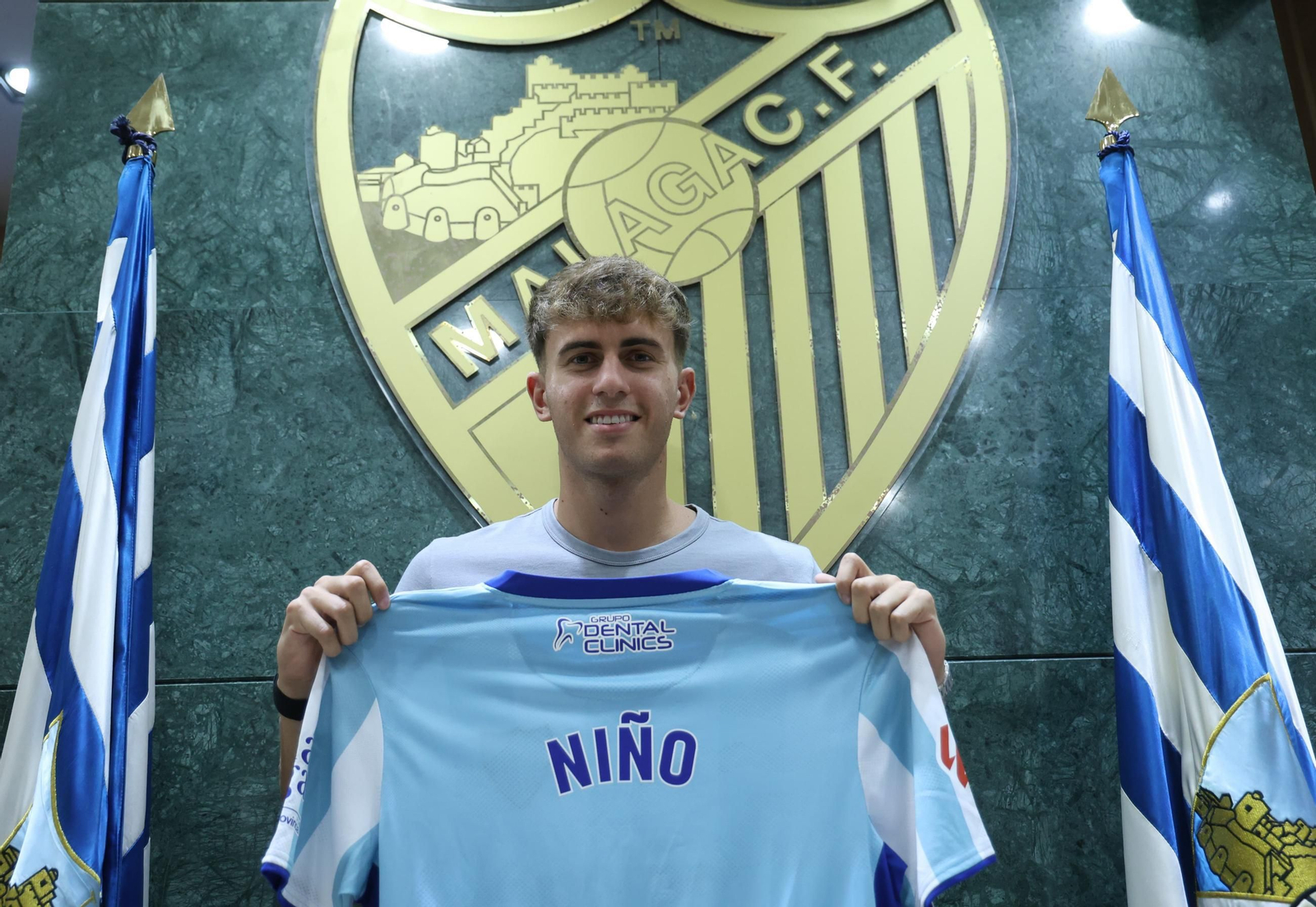 La presentación de Adrián Niño como jugador del Málaga CF, en fotos