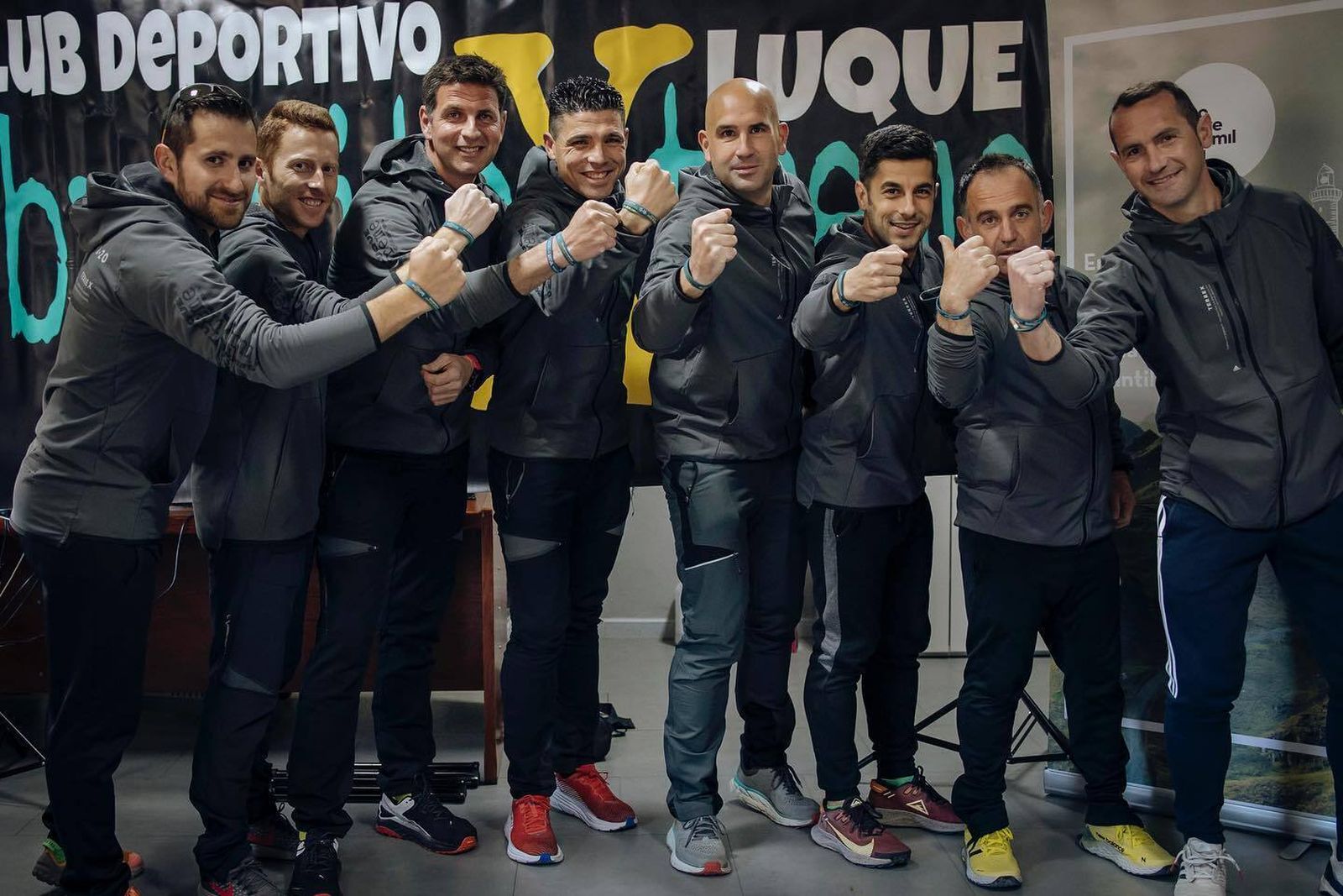 Los ocho corredores que completará el reto hasta Santiago de Compostela.