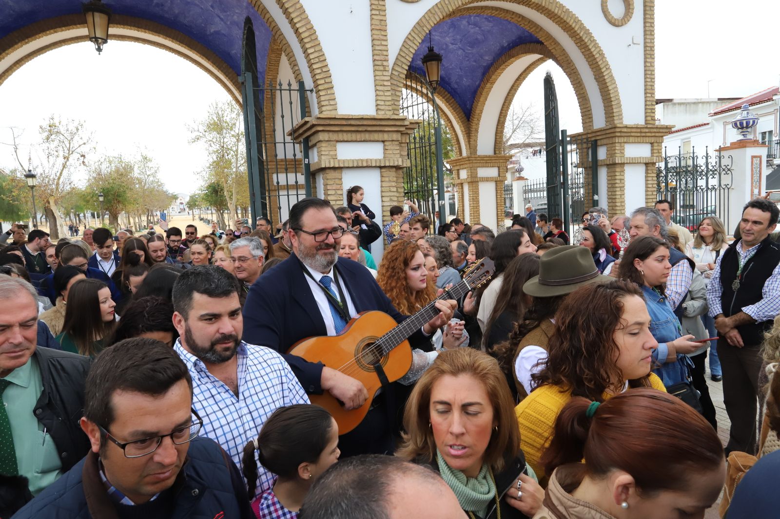 Imágenes de la misa de la Hermandad del Rocío de Huelva ante la Virgen del Rocío