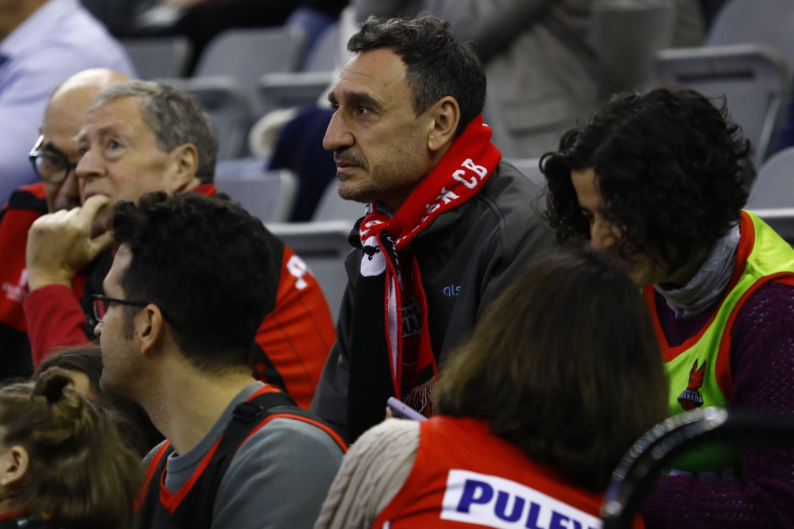 Encuéntrate en la grada del Palacio en el Covirán - Obradoiro