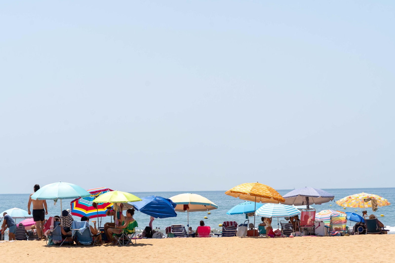 Imágenes de la mañana en las playas de Punta Umbría marcadas por la alerta roja
