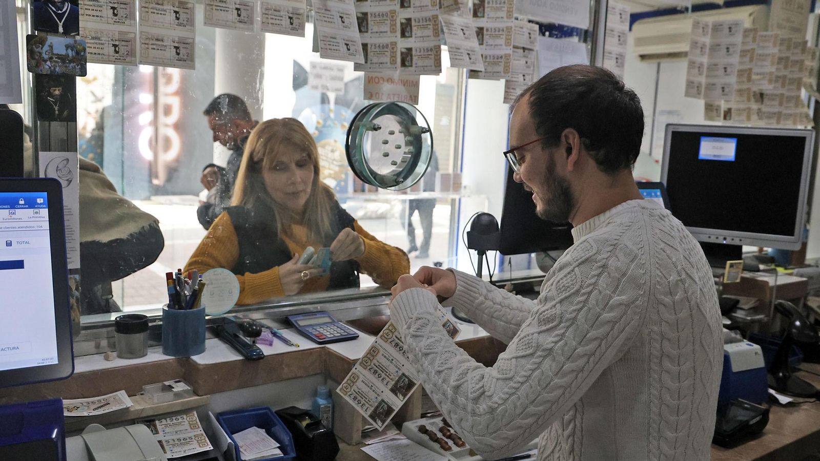 Una mujer compra décimos de para el Sorteo Extraordinario de la Lotería de Navidad.