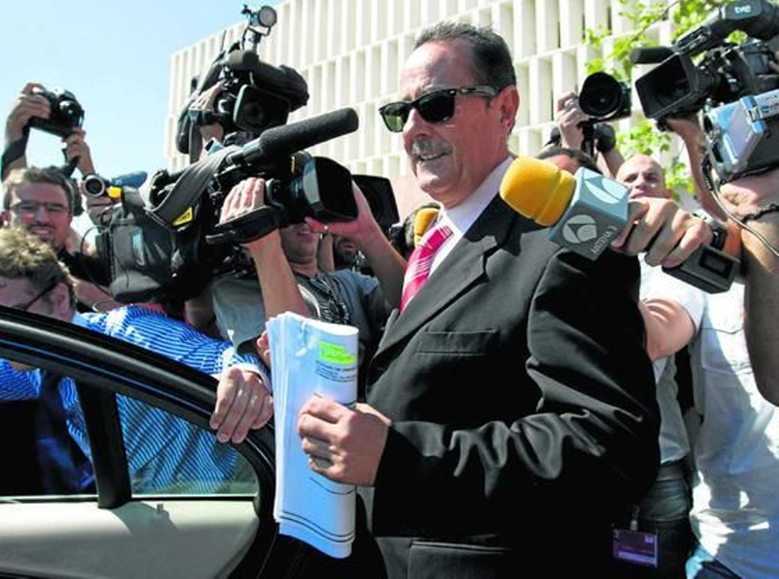 27-09-2010: Comienza el juicio de Malaya

El exalcalde de Marbella, Julián Muñoz, rodeado de cámaras a la salida de la Audiencia Provincial de Málaga tras finalizar la primera sesión judicial de Malaya.