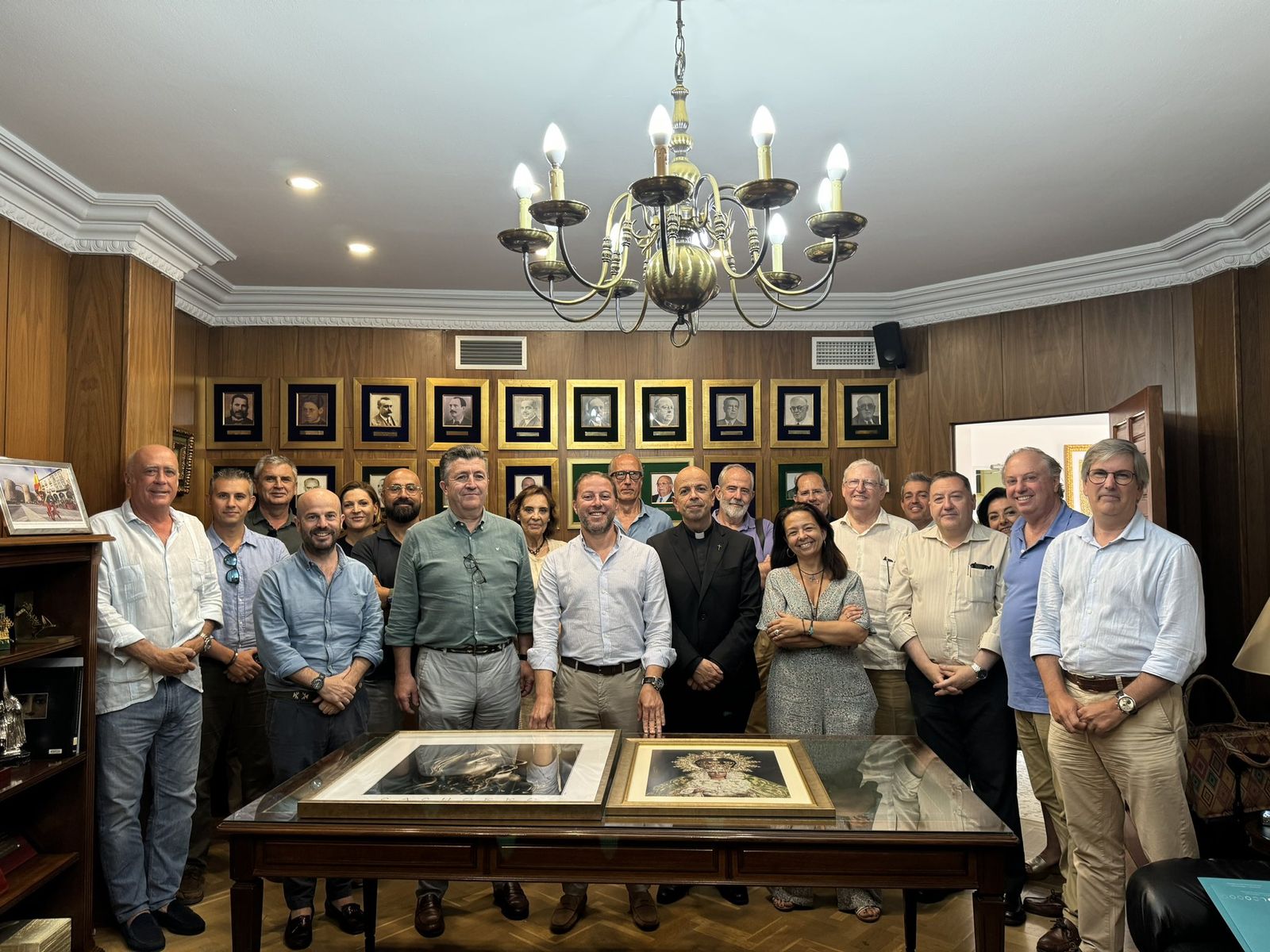 Instantánea de la reunión en Málaga entre ambas cofradías