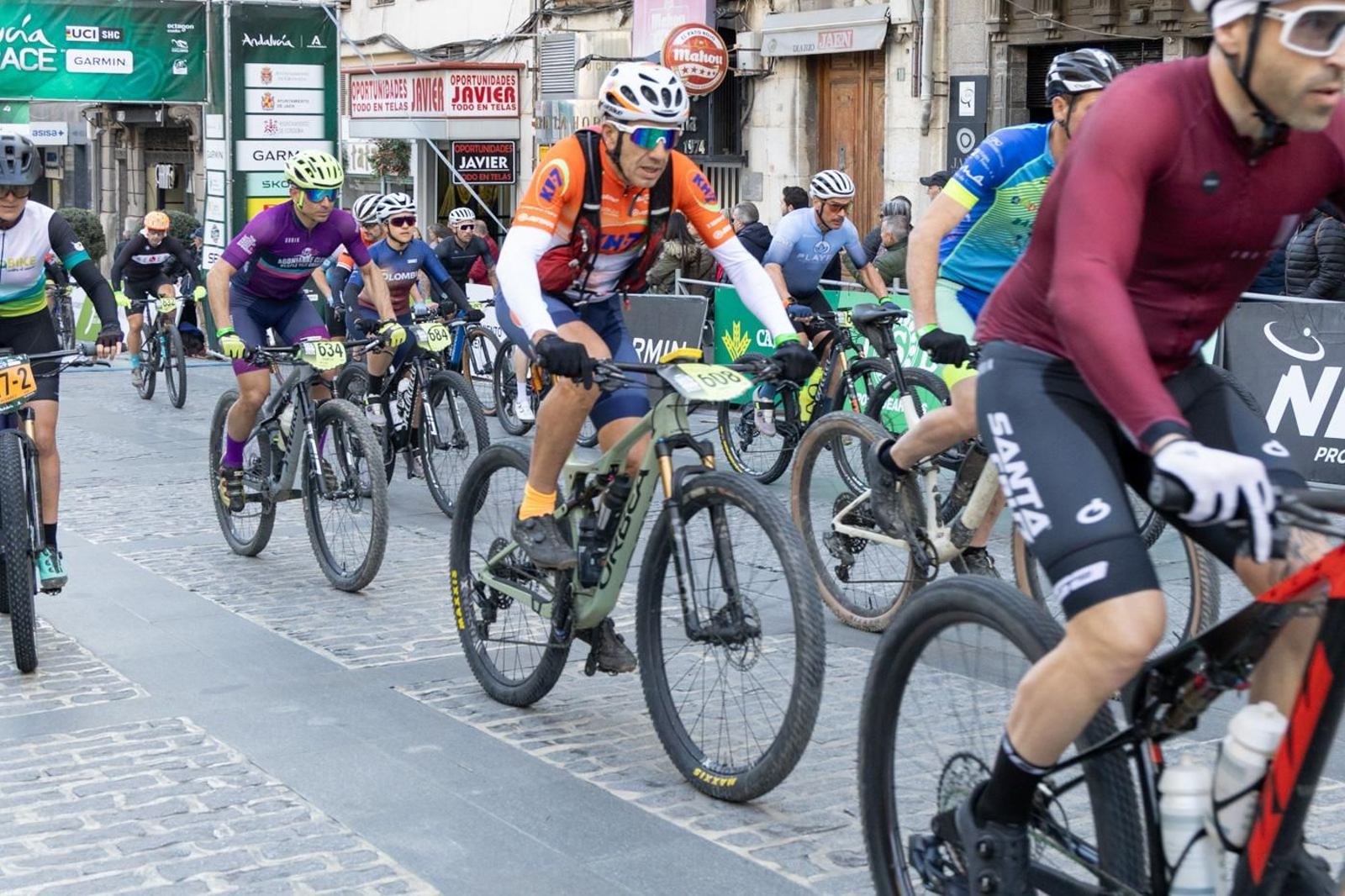 En imágenes: la Andalucía Bike Race dice adiós a Jaén con una etapa marcada por Jabalcuz