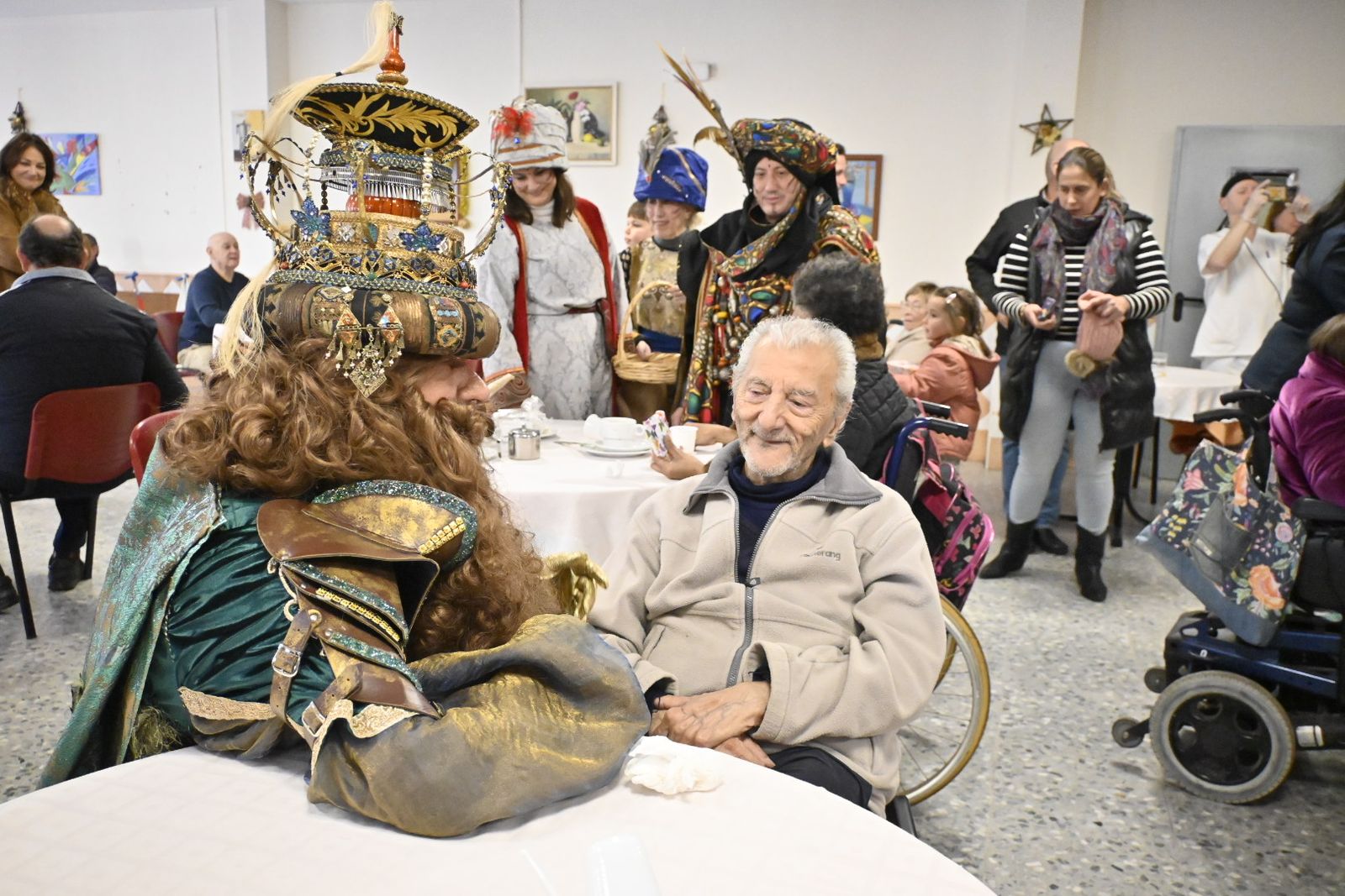 Recorrido fotográfico de los Reyes Magos por el hospital y los centros de mayores en la mañana del 5 de enero en Huelva