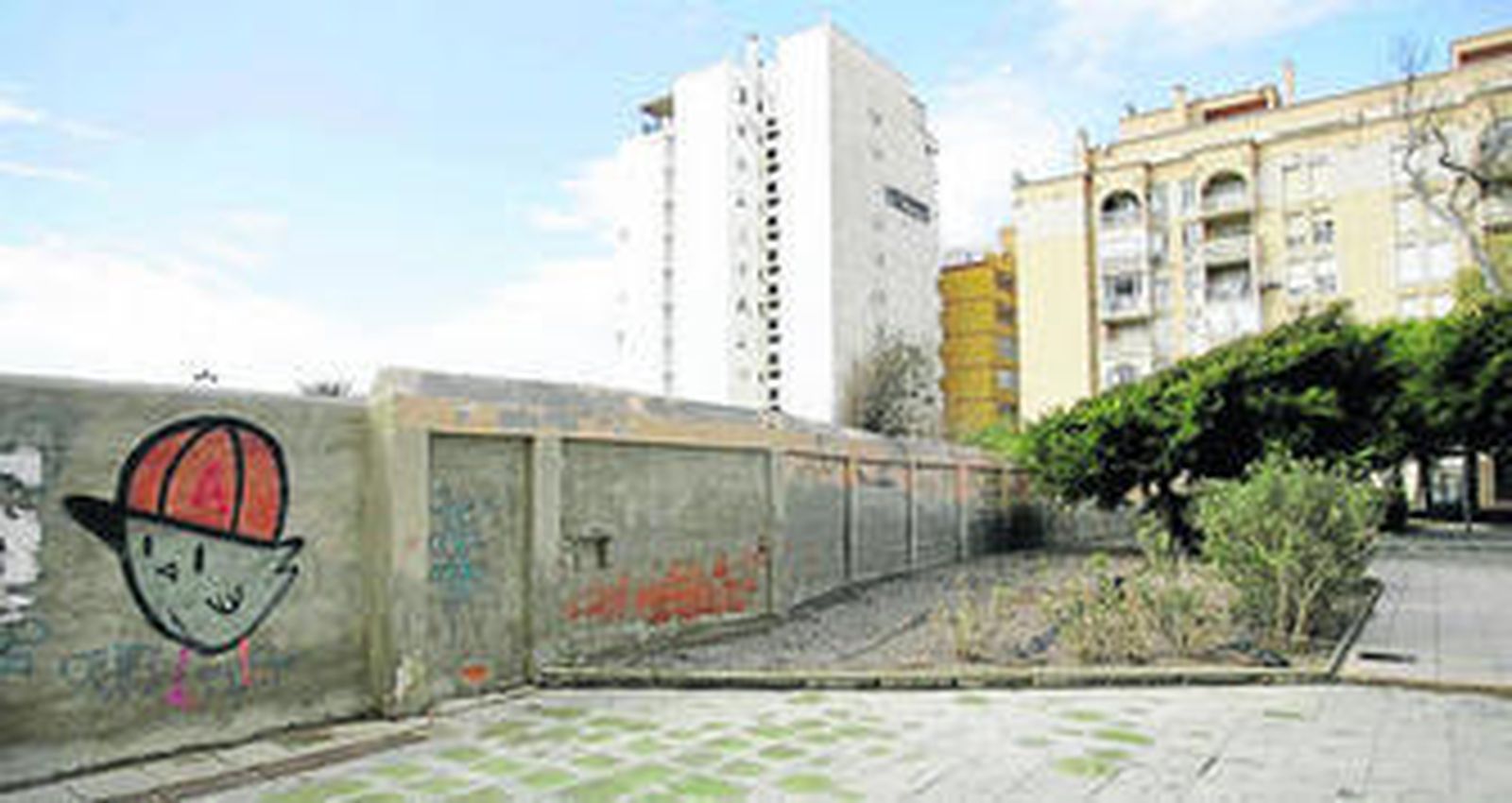 Imagen actual de la plaza Elena Pezzi, incomunicada con el paseo marítimo.