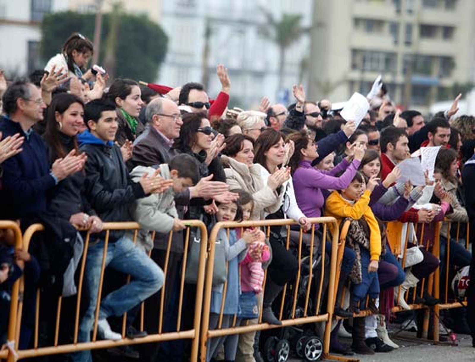 El Buque Escuela de la Armada 'Juan Sebastián de Elcano' sale de los muelles de Cádiz para iniciar su LXXXII crucero de instrucción

Foto: Jesus Marin
