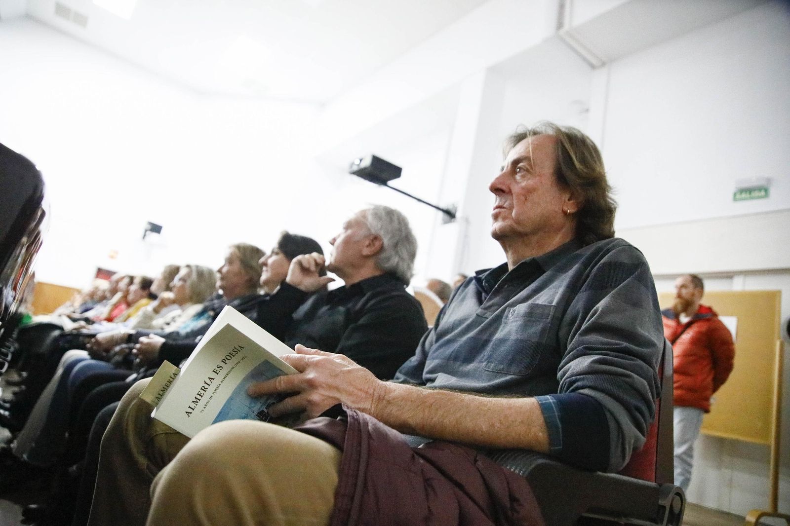 Las imágenes de la presentación del libro "Almería es poesía" en la biblioteca Villaespesa de la ciudad de Almería