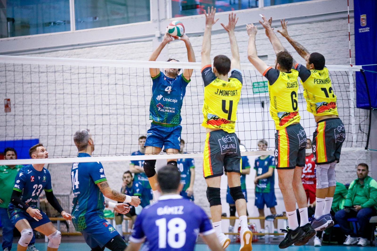 Las imágenes del Unicaja Costa de Almería-Leleman Conqueridor, primer partido del play off por el título de Superliga en Almería