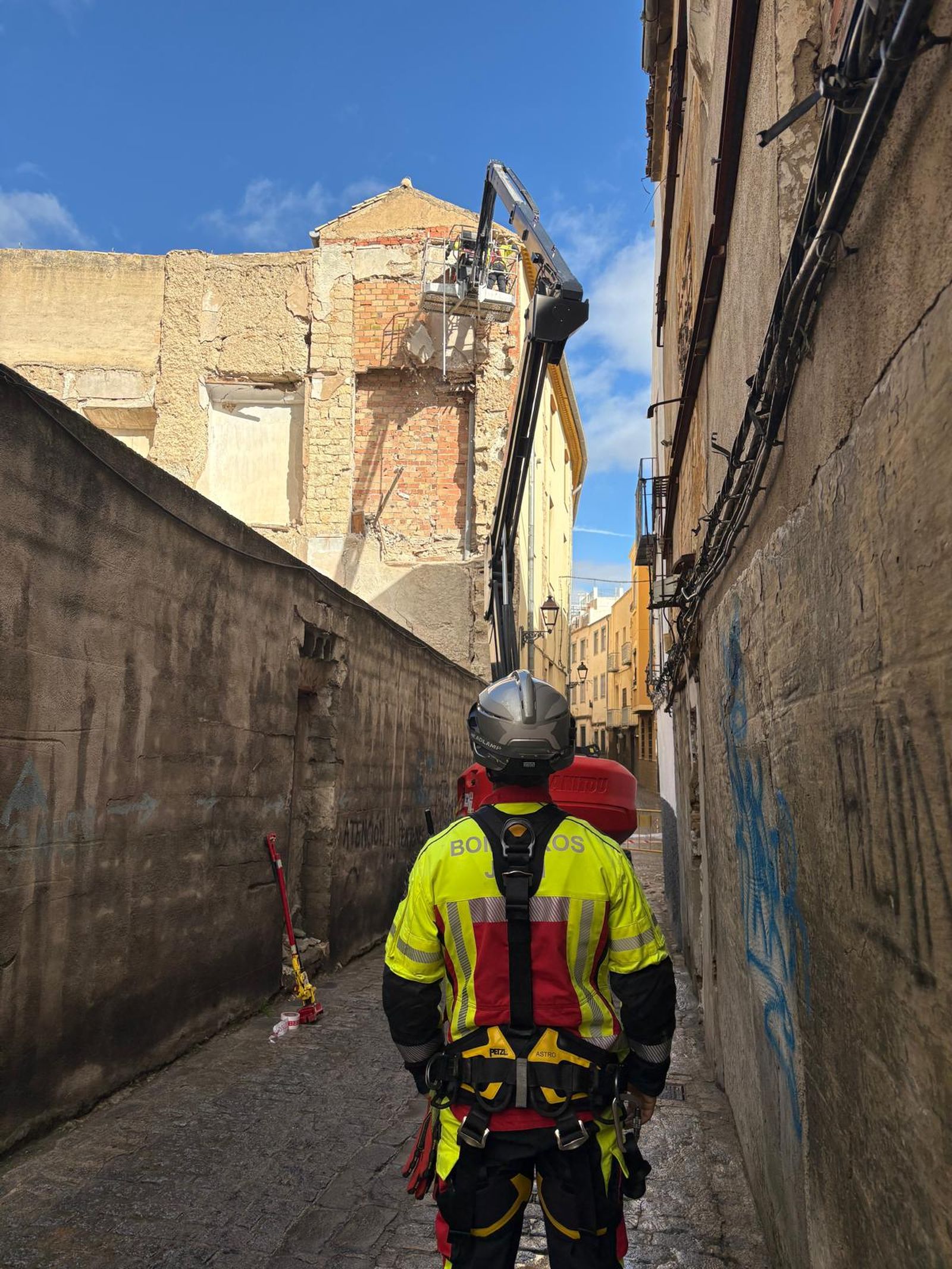 Bomberos retiran el muro en la calle Merced Alta.