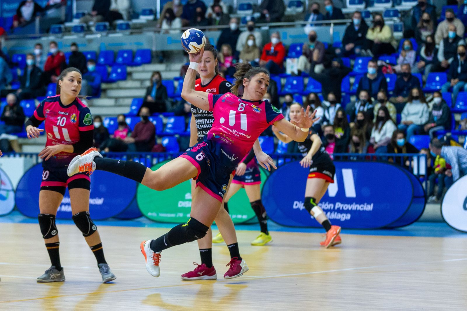 Estela Doiro, apunto de disparar.