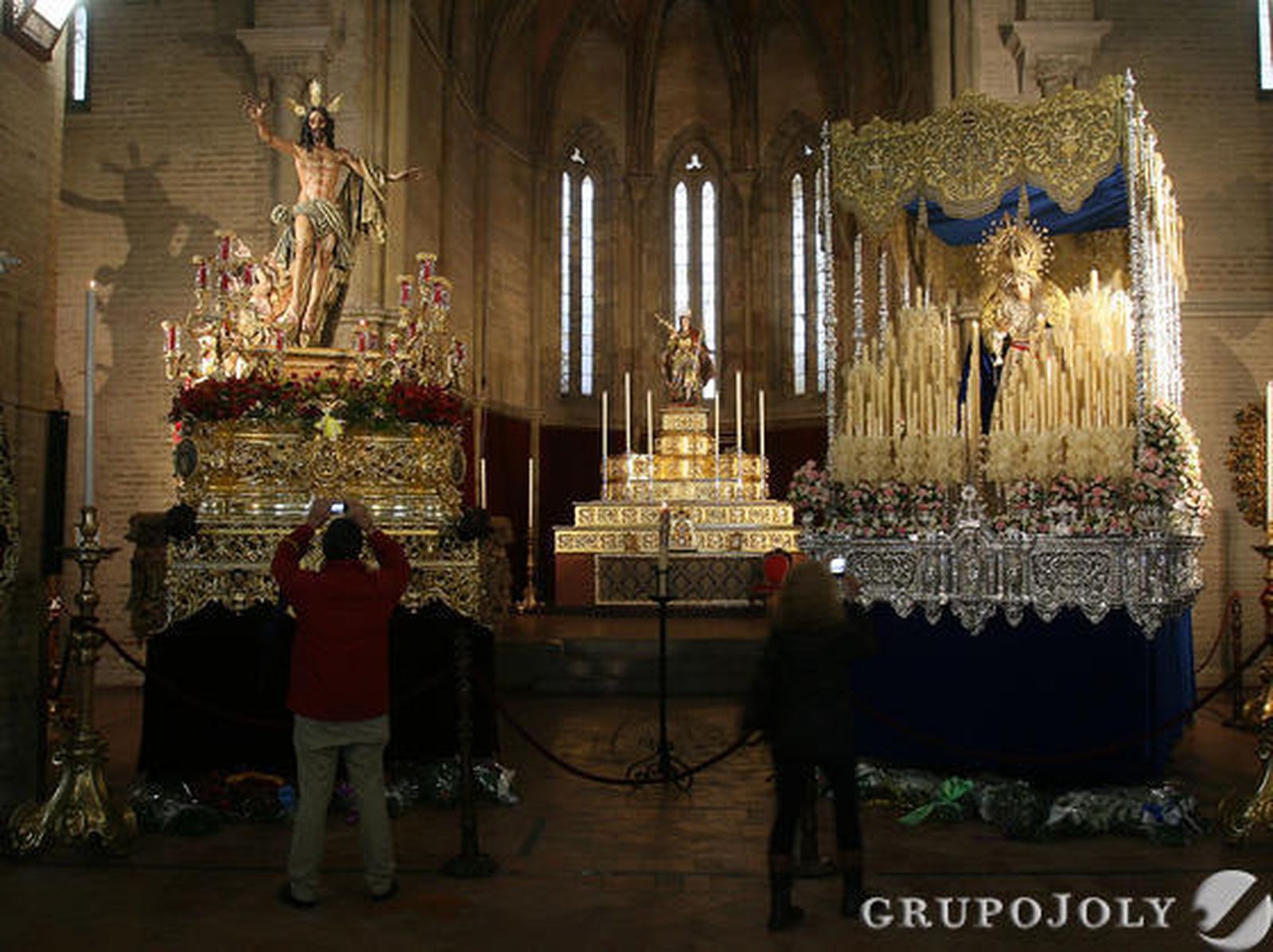 El Señor de la Resurección y la Virgen de la Auorora, en Santa Marina. / José Ángel García