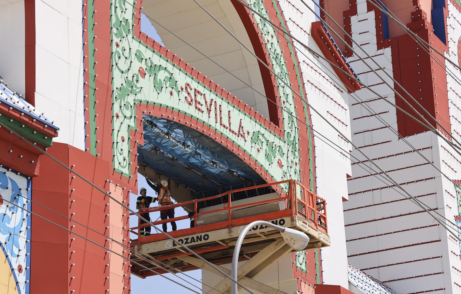Montaje de la Feria tras el apagón