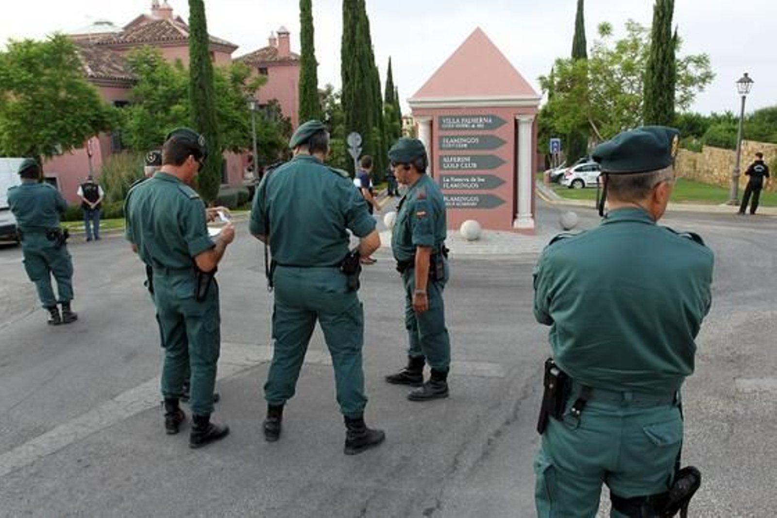 Miembros de la Guardia Civil controlan los accesos del hotel Villa Padierna en Benahavís./Daniel Pérez