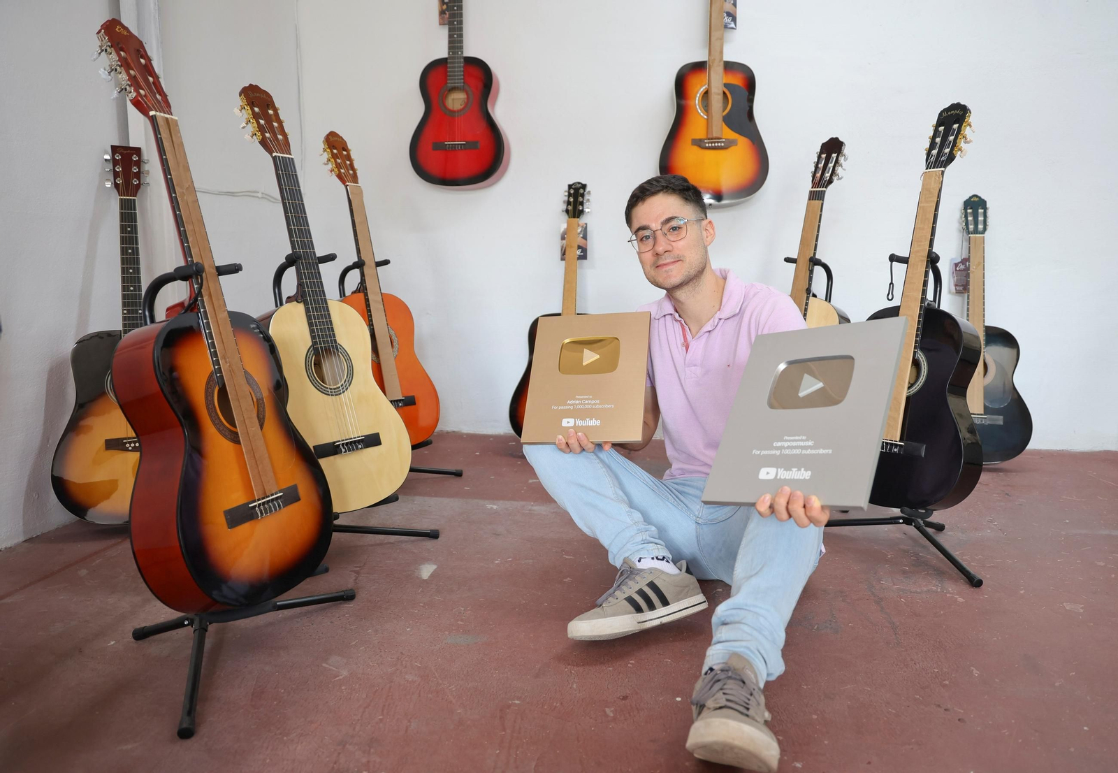 Las fotos de Adrián Campos, el malagueño que triunfa en TikTok y YouTube con sus clases de guitarra