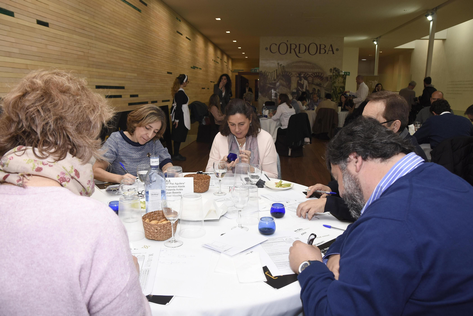 Una de las mesas de los catadores.