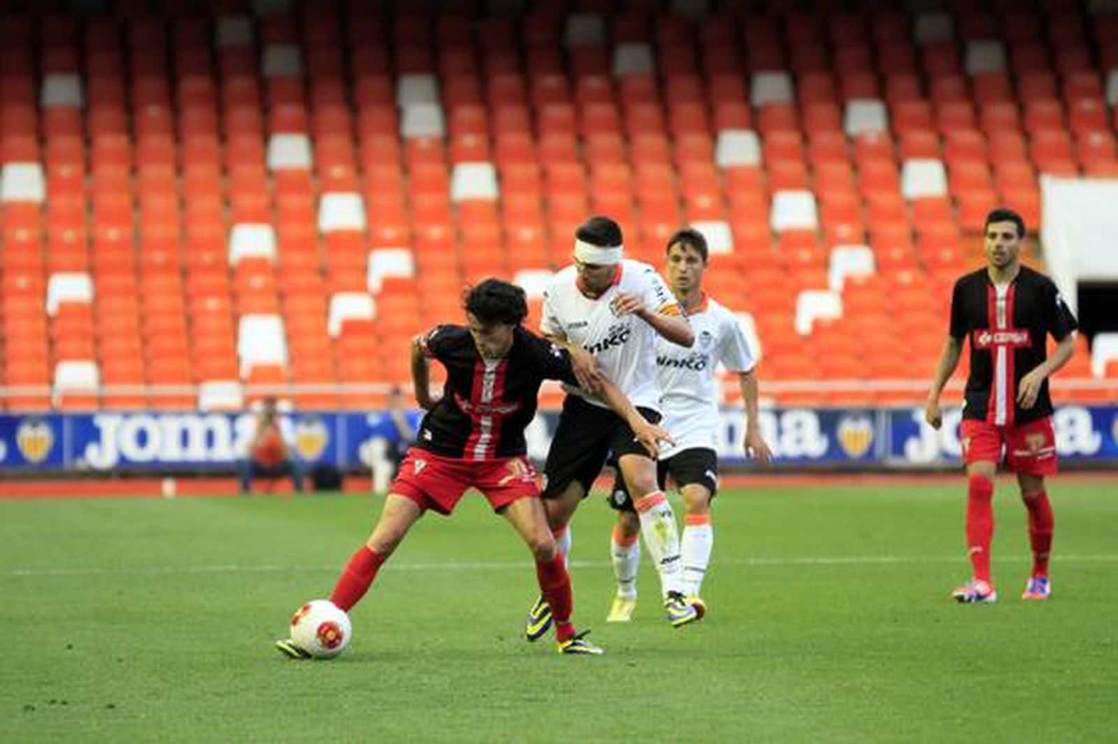 Los albirrojos consuman la pérdida de la categoría un año después de subir al caer en Valencia por 1-0

Foto: LOF