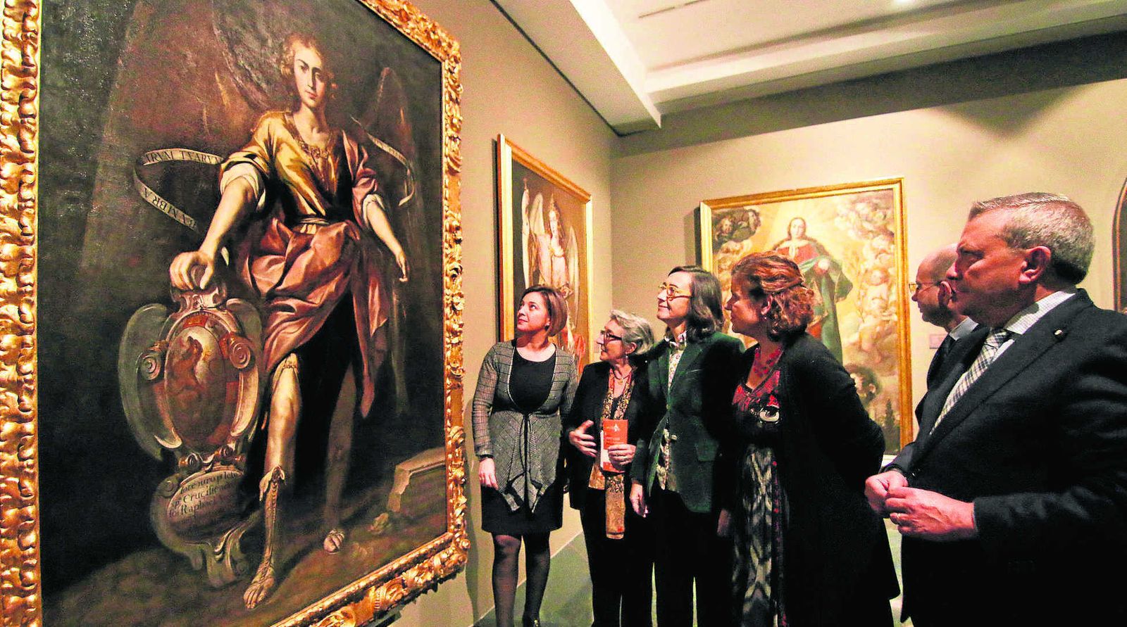 Autoridades y comisarios, frente al impresionante 'San Rafael' de Antonio del Castillo.