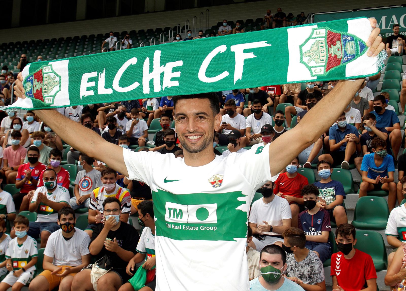 Javier Pastore con la equipación y una bufanda del Elche