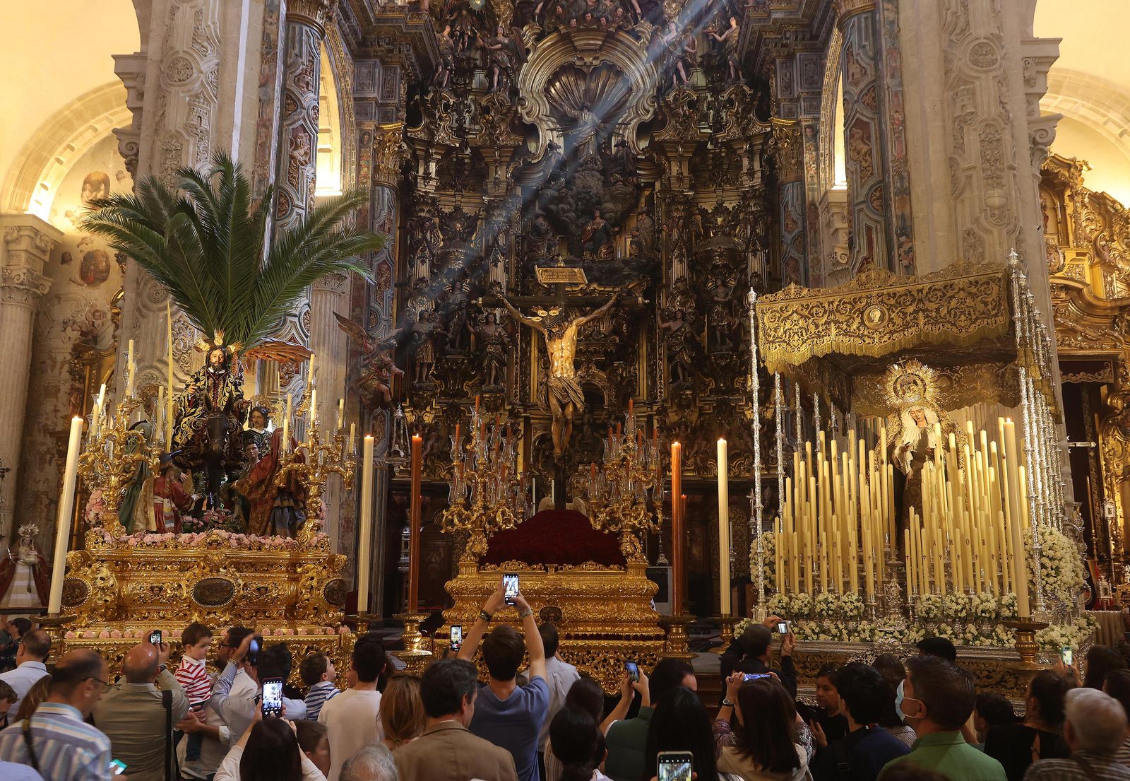 Numerosas personas contemplan los pasos de la Hermandad del Amor en la iglesia del Salvador.