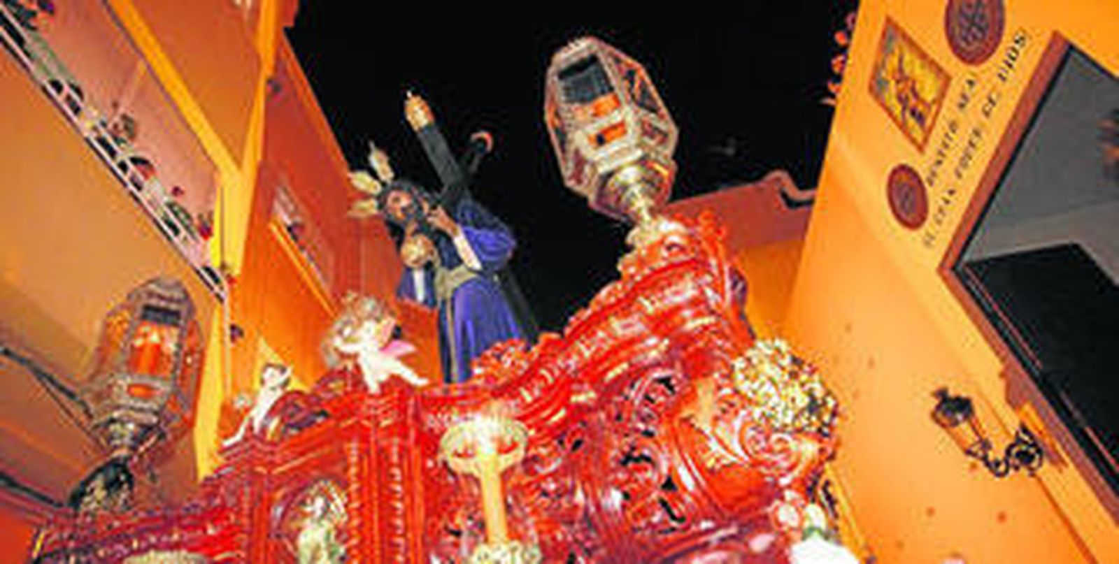 El paso de Nuestro Padre Jesús del Gran Poder, al salir de la casa hermandad.