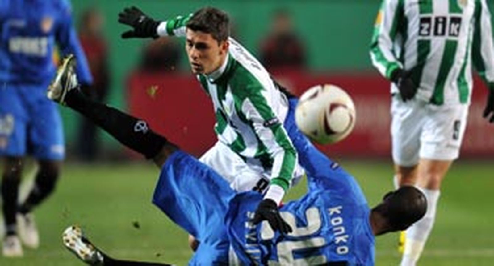 El Sevilla cumple y respira en Europa con un gol de Kanouté