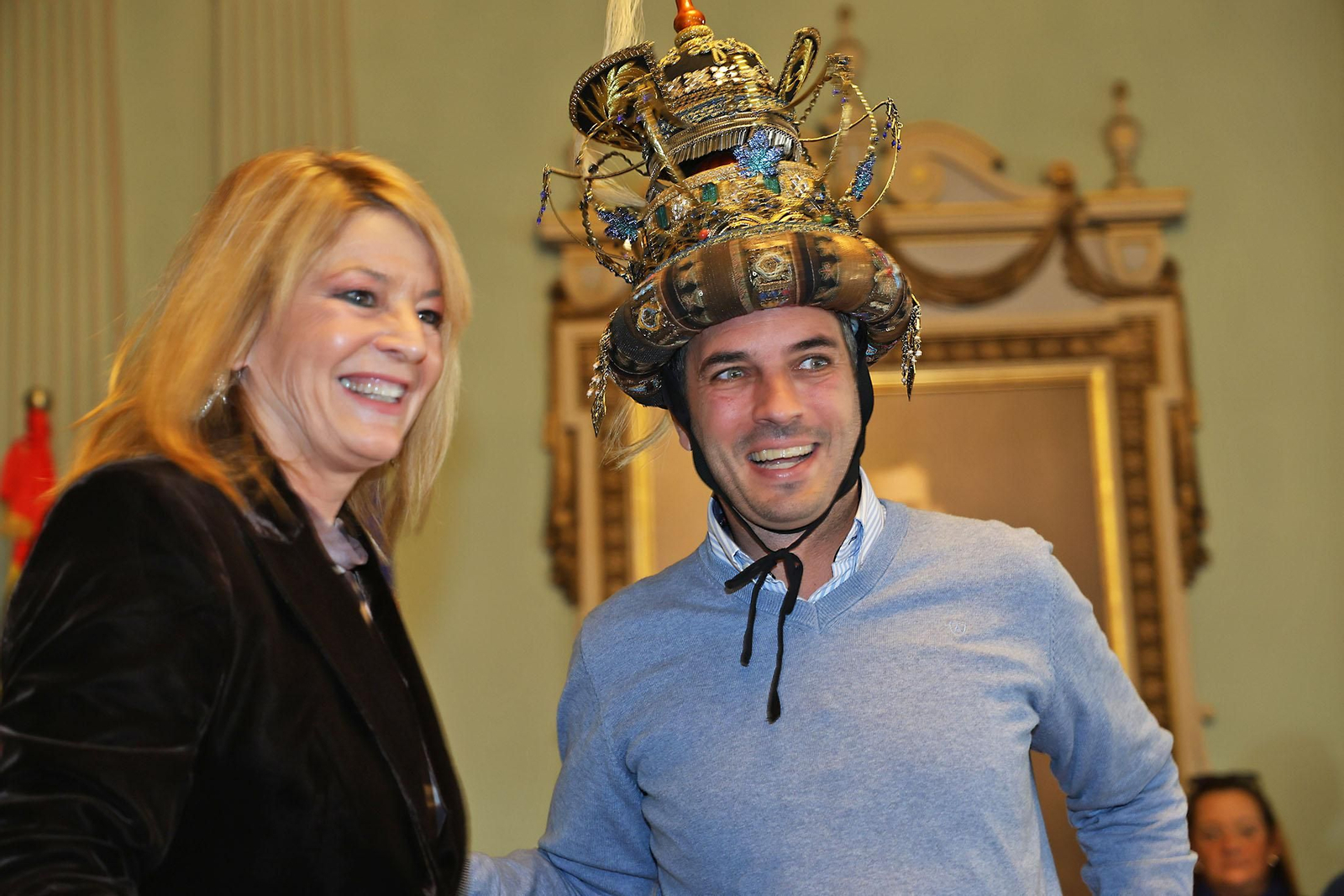 Sus Majestades Los Reyes Magos son coronados en el Ayuntamiento de Huelva