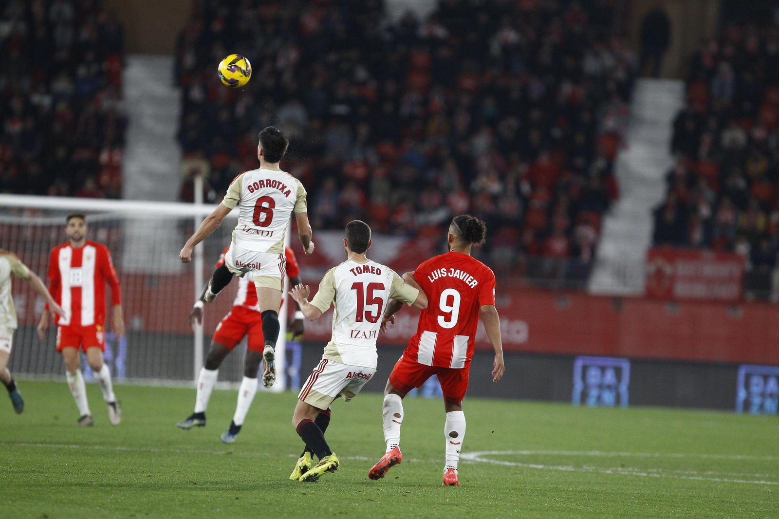 La U.D. Almería se impone por 1-0 al C.D. Mirandés y alcanza la segunda plaza, en imágenes