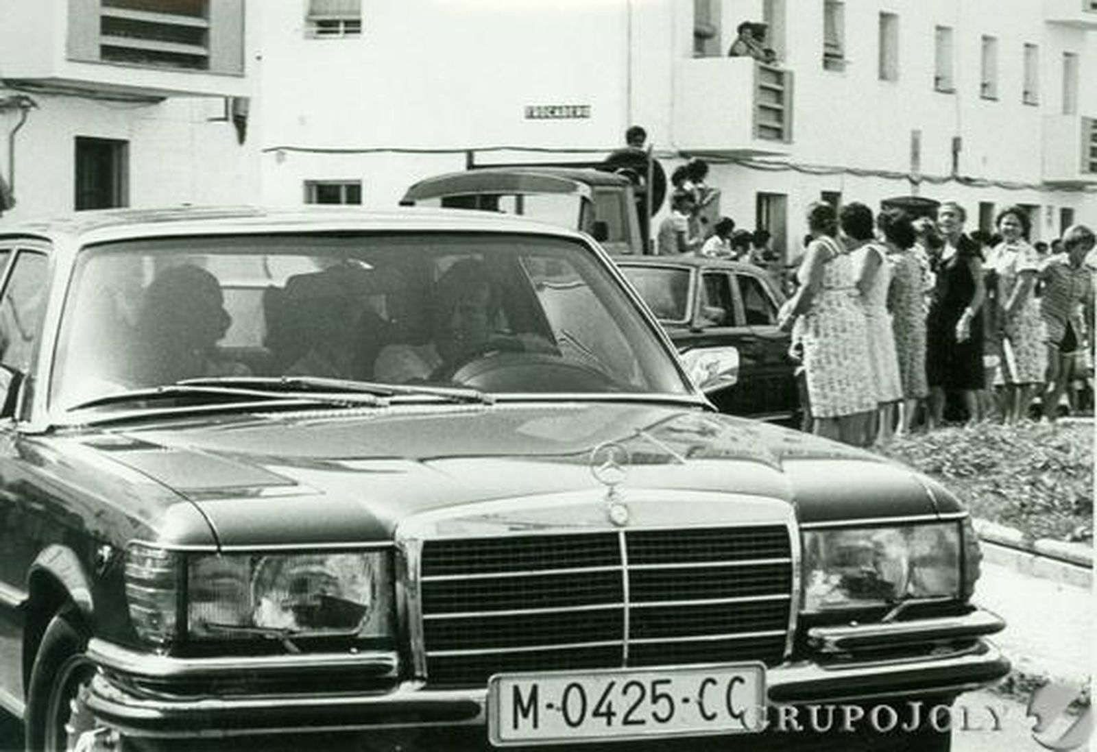 El Rey conduce su coche hacia la base de Puntales en Cádiz./Juman
