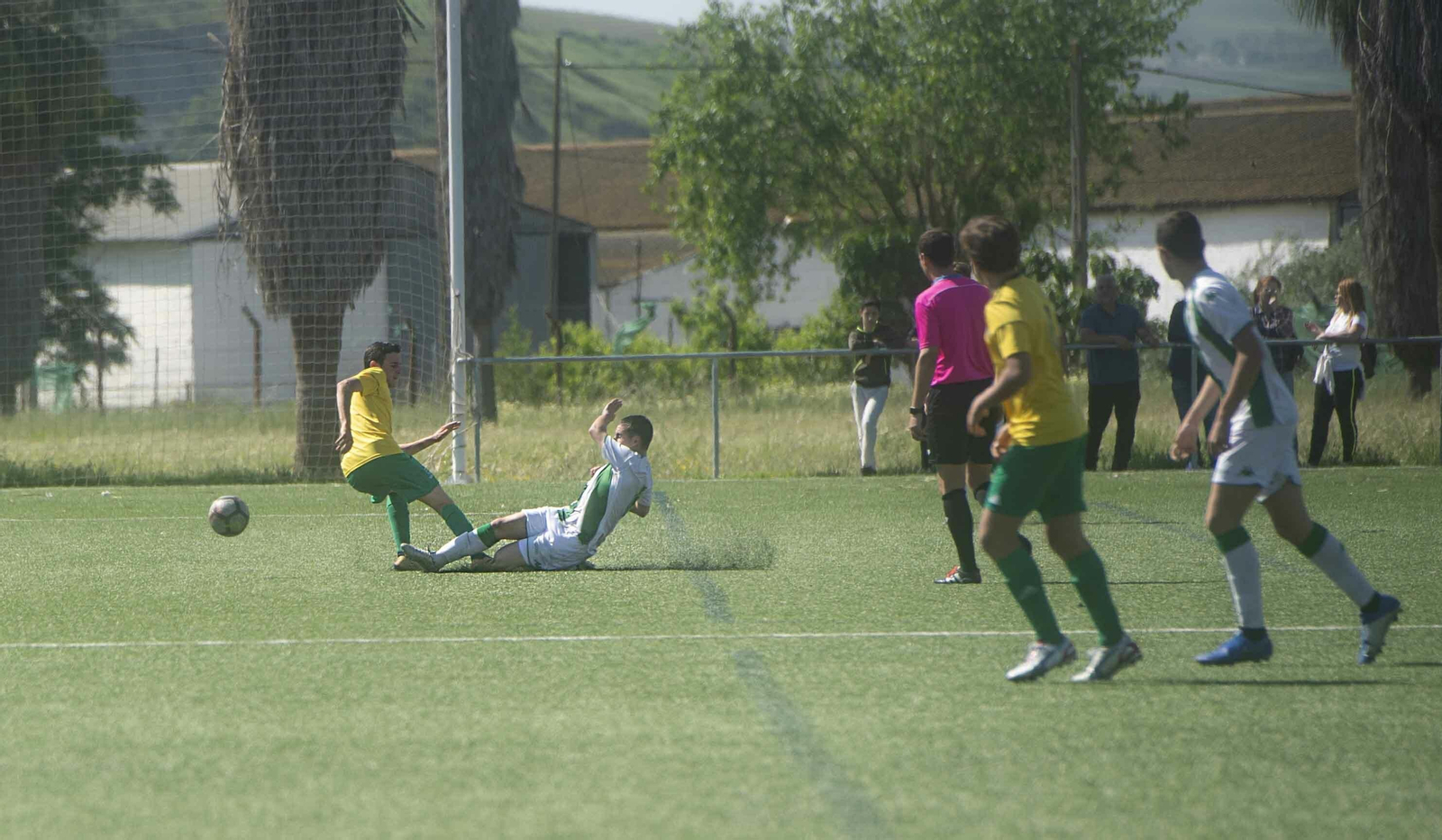 Un jugador del Córdoba corta el avance de un rival del Peloteros.