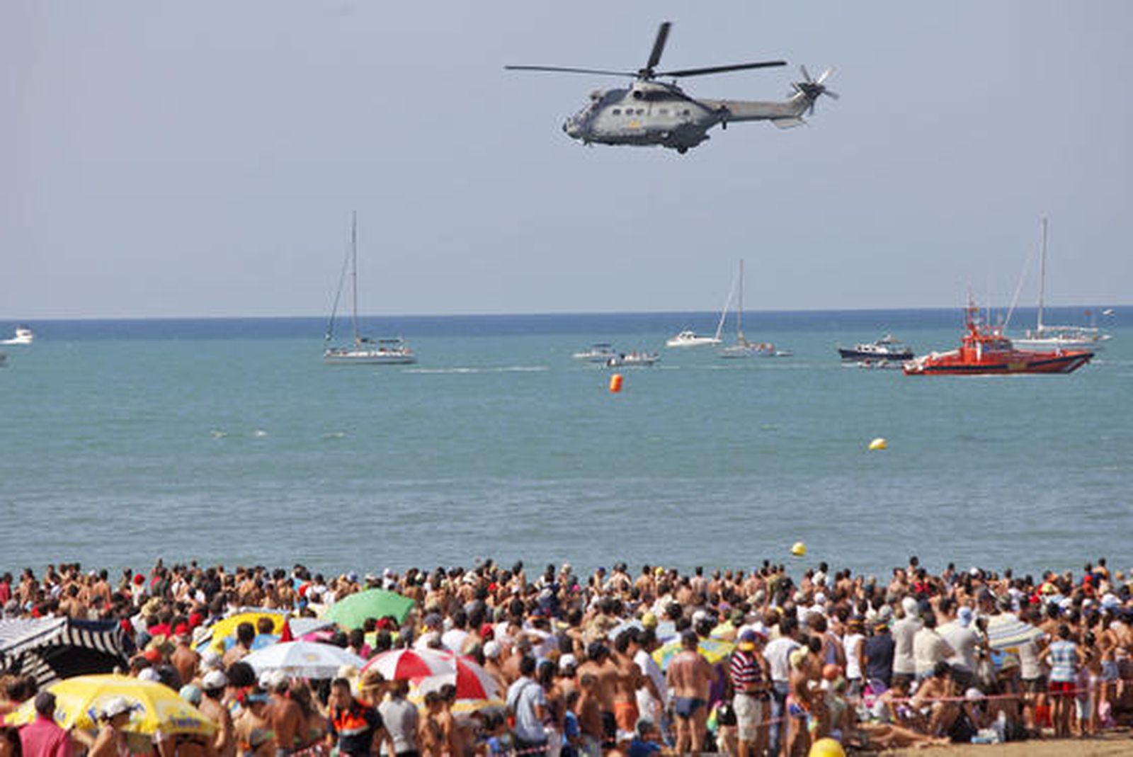 190.000 personas disfrutan del III Festival Aéreo en la playa de la Victoria. /Foto: Jesús Marín