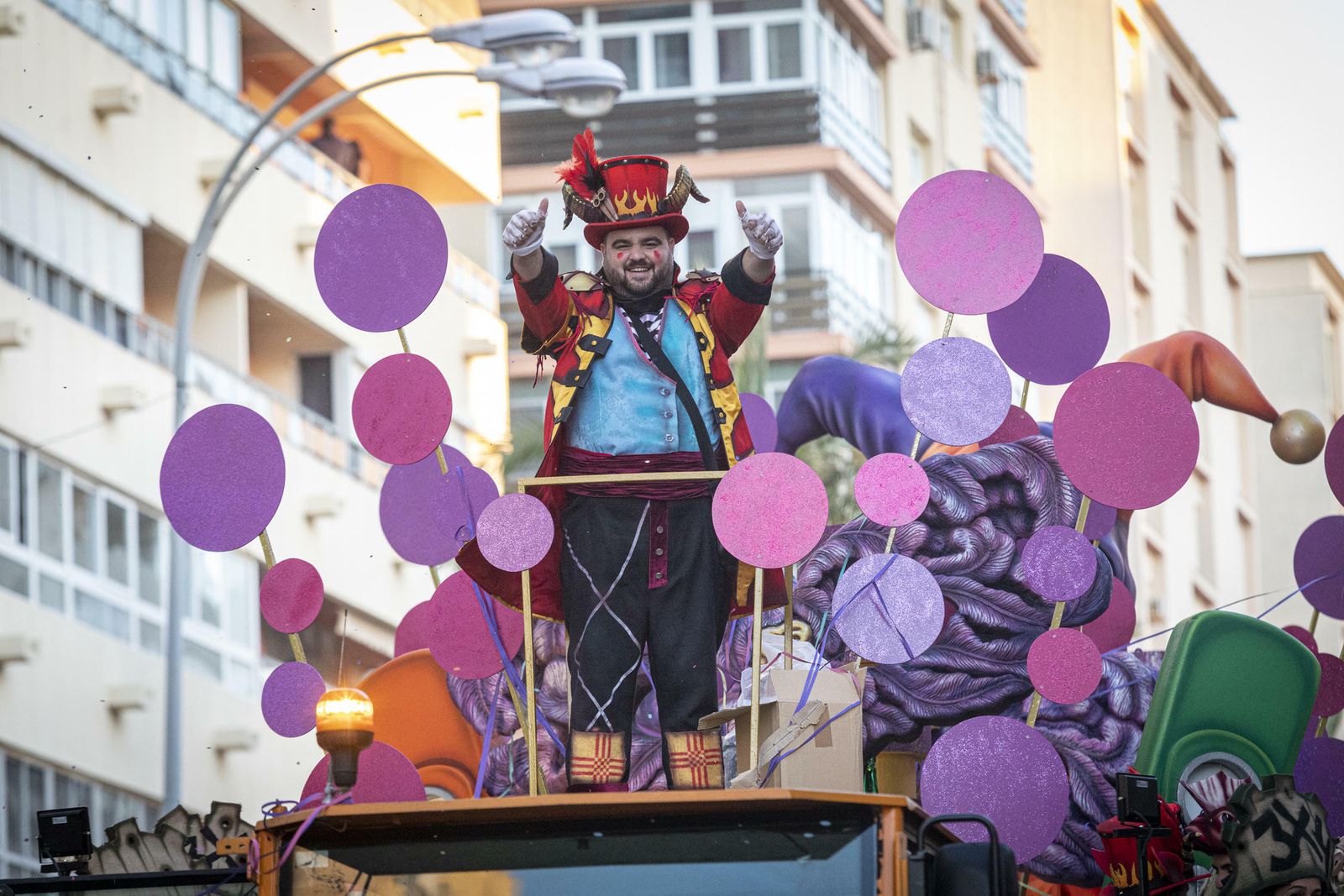 El Dios Momo del Carnaval 2020, Manolín Santander, en la Cabalgata del Domingo de Carnaval.