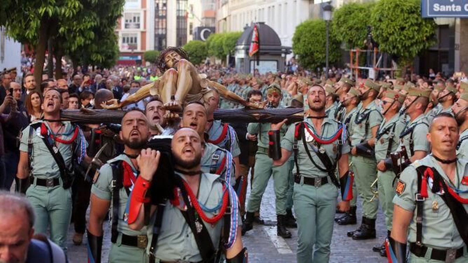 Así fue la procesión del Cristo de la Vera+Cruz acompañado por la Legión en el año 2019