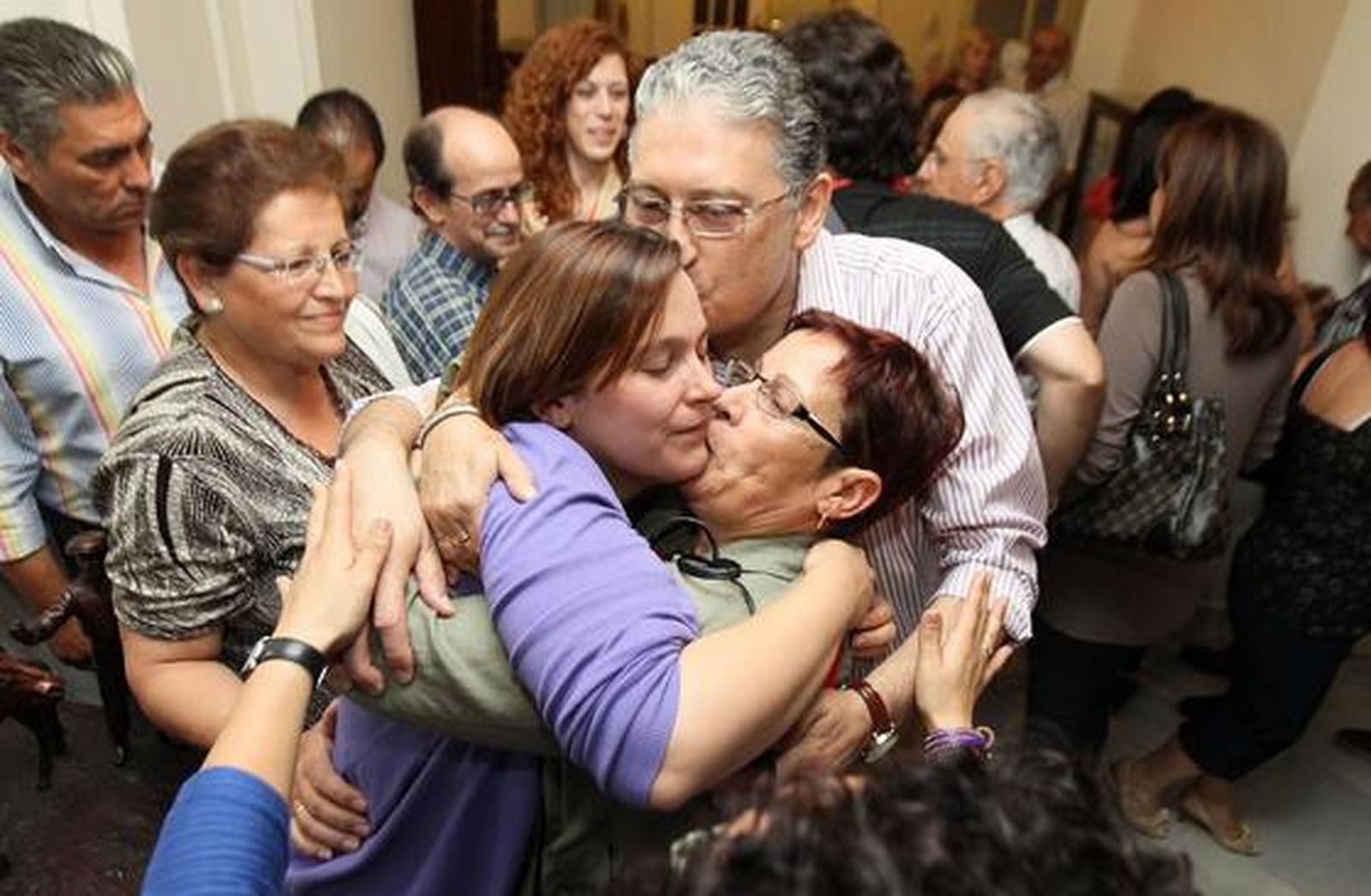 Ainhoa Gil es consolada por sus padres.

Foto: Miguel Ángel González