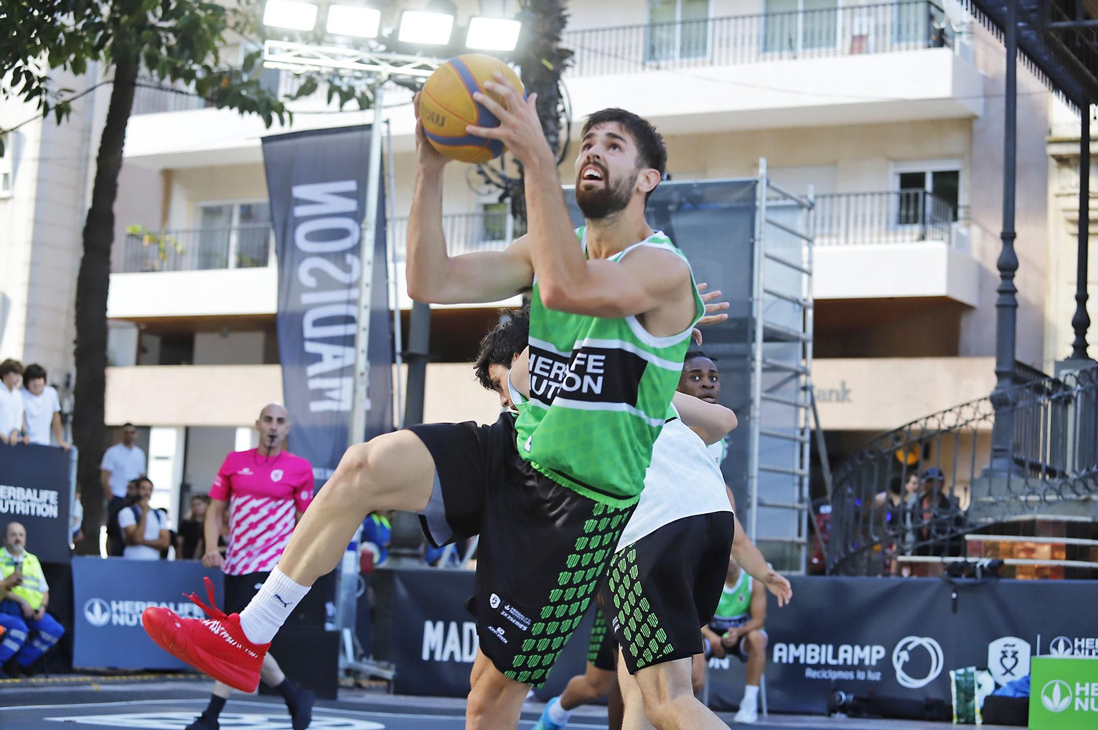 Imágenes del circuito Herbalife 3x3 de baloncesto en la Plaza de Las Monjas de Huelva