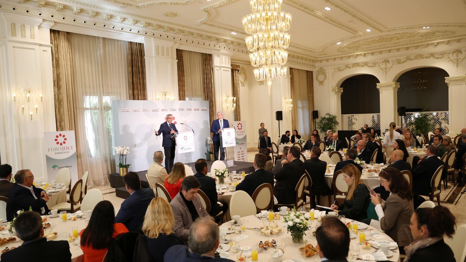 Los asistentes al Foro del Grupo Joly con el director del ICO en unos de los salones del Gran Hotel Miramar de Málaga. Los asistentes al Foro del Grupo Joly con el director del ICO en unos de los salones del Gran Hotel Miramar de Málaga.
