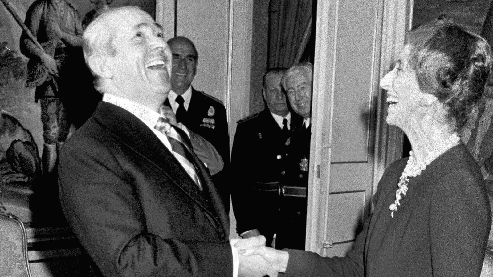 Carlos Arias, tras ser nombrado presidente del Gobierno, con Carmen Polo, esposa de Franco.