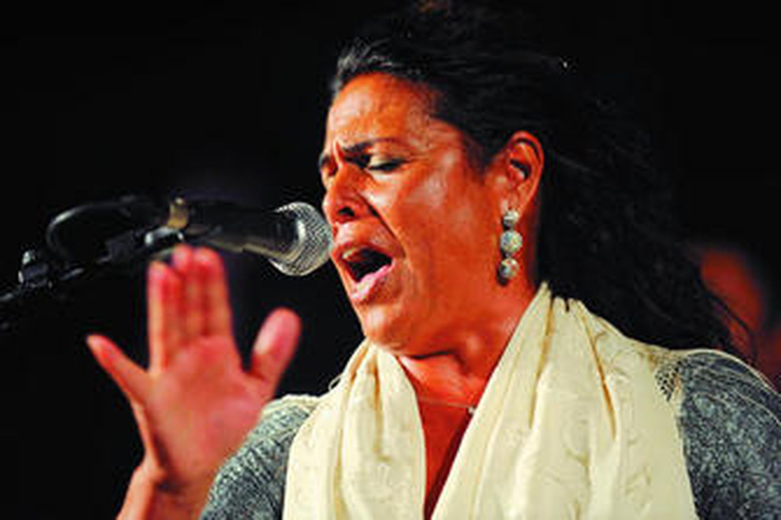 1. El cantaor José Cortés Jiménez, 'Pansequito', formó parte del cartel de la primera noche de los Jueves Flamenco que se celebró esta semana en el Baluarte de la Candelaria 2. La cantaora sevillana Aurora Vargas cerró la primera de las galas del ciclo organizado por Enrique el Mellizo.  3. El joven cantaor gaditano Raúl Gálvez abrió el cartel titulado 'De Triana a Cádiz, se pasa por El Puerto' acompañado al toque por el guitarrista Joaquín Linera, 'El Niño de la Leo'. (FOTOGRAFÍAS: JOAQUÍN HERNÁNDEZ 'KIKI')