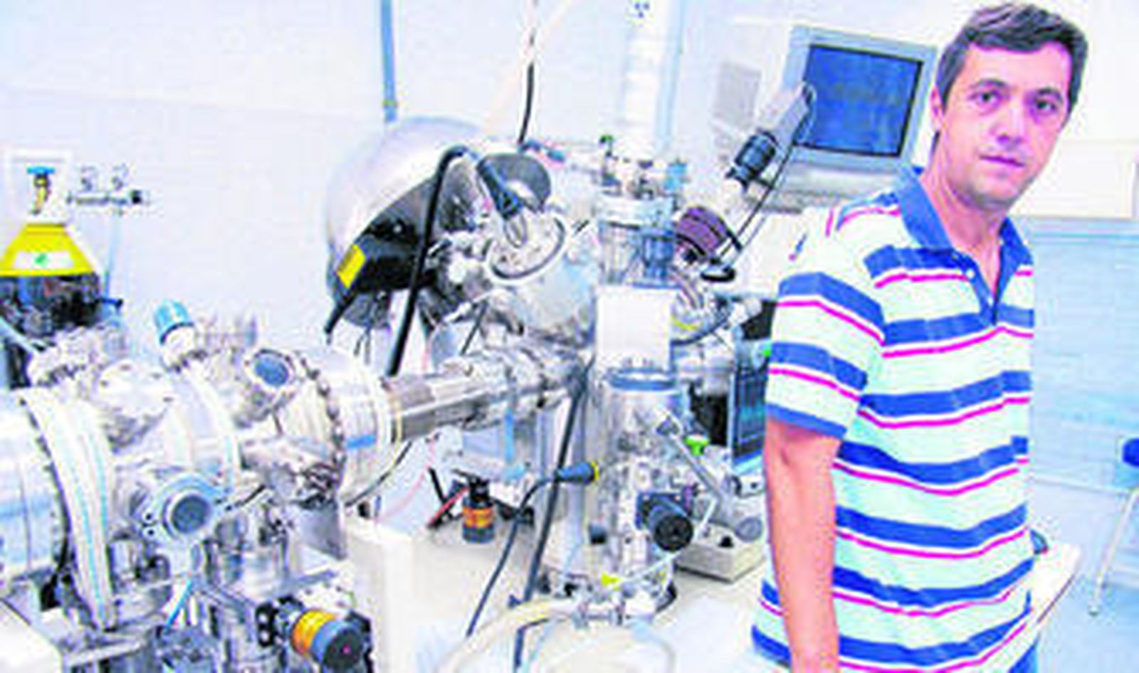 El vicerrector de Investigación de la Universidad de Málaga, Teodomiro López Navarrete, en el  Servicio Central de Apoyo a la Investigación (SCAI).