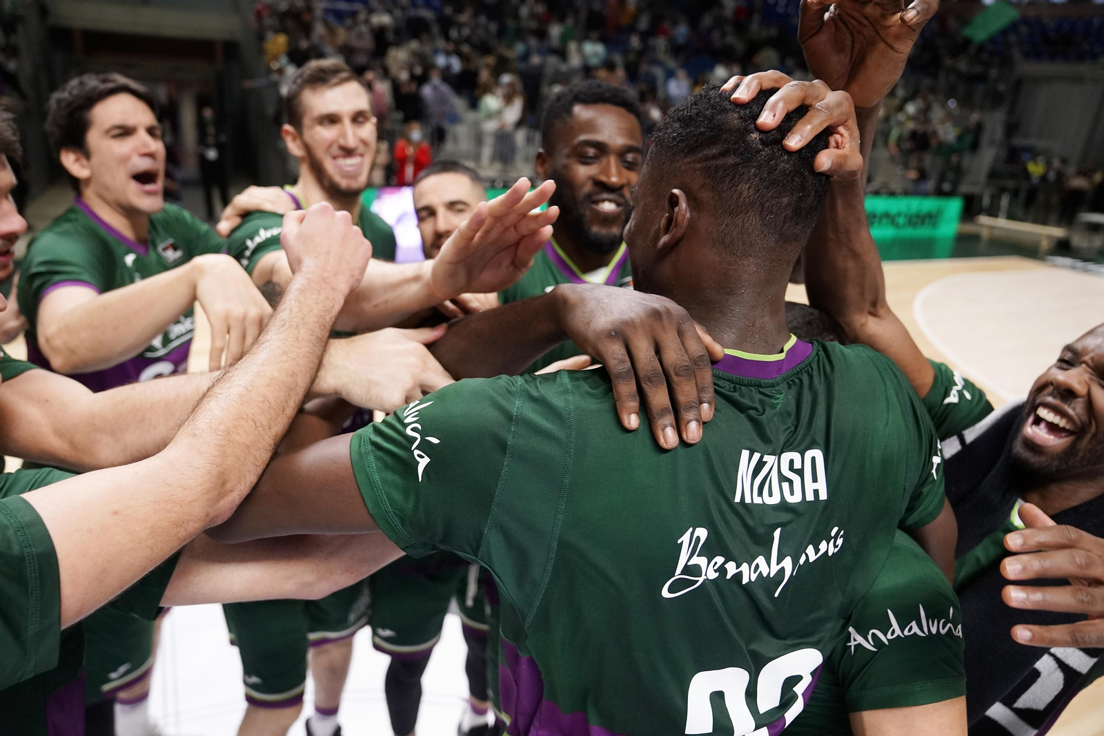 Los jugadores animan a Nzosa en un coro en el Carpena.