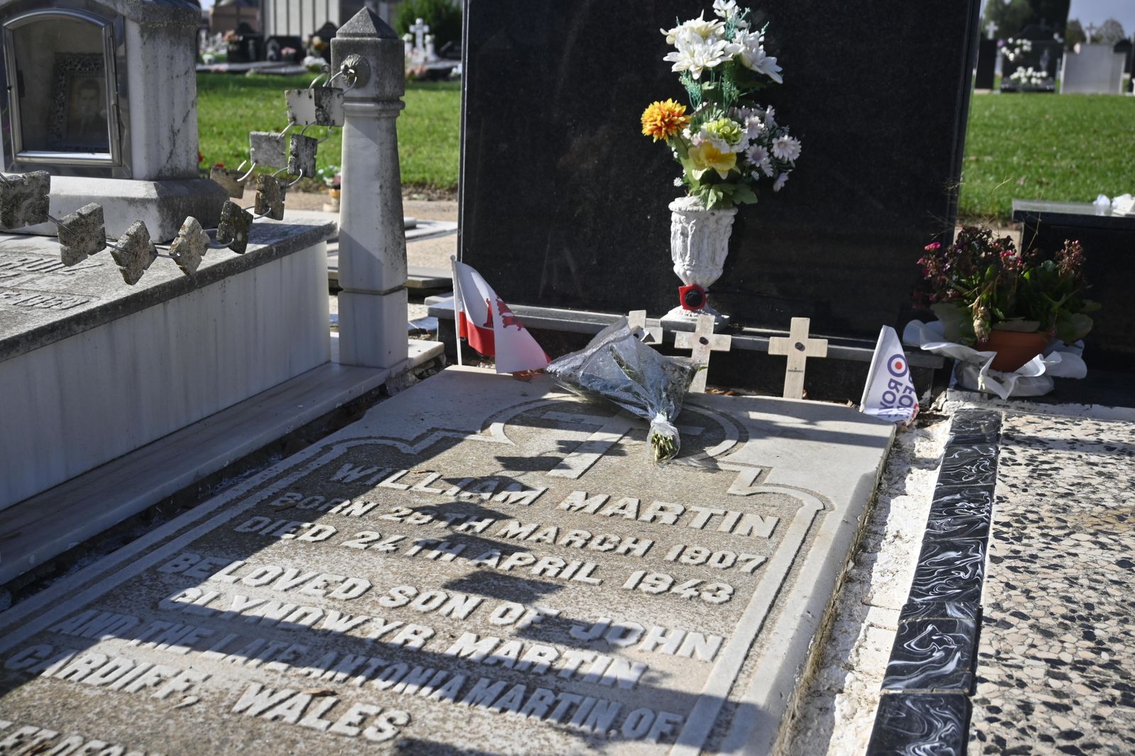 Ambiente en el cementerio de Huelva para el día de todos los Santos.