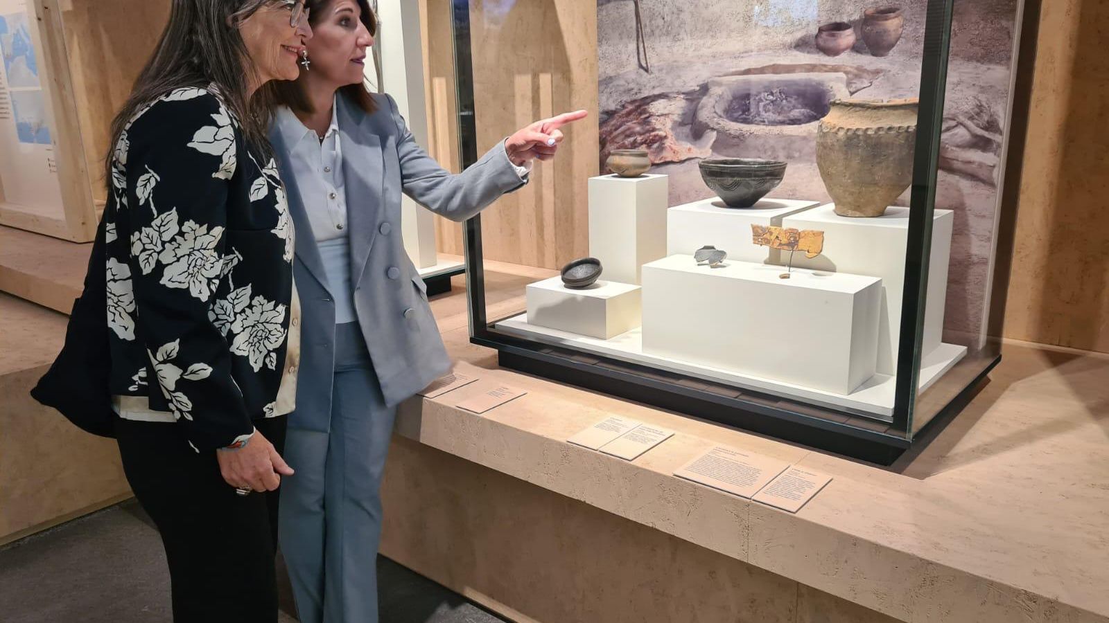 La delegada de la Junta, Teresa Herrera junto a la directora del Museo de Huelva, Elena Aguilera