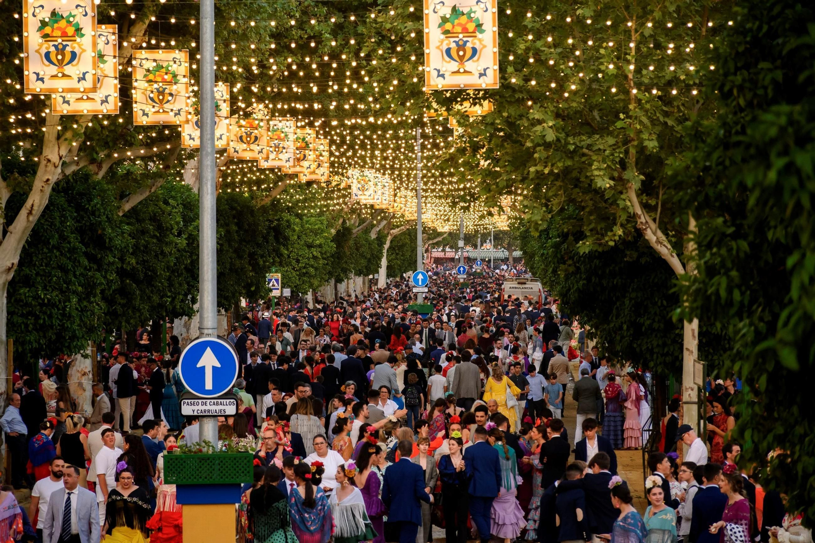 El real de la Feria de noche, con el alumbrado encendido.