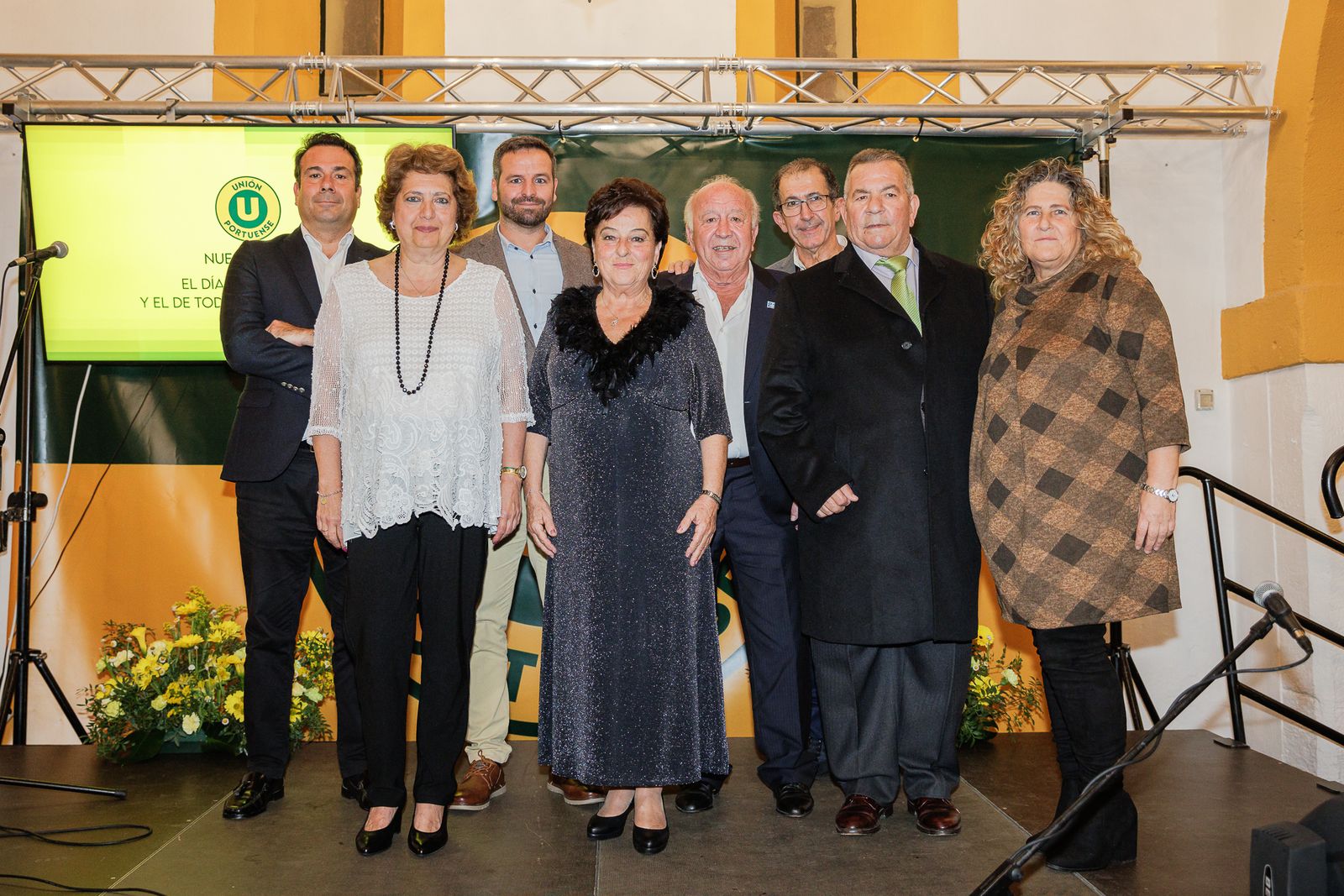 Una imagen de los premiados este año en el Día de El Puerto, junto a Javier Botella.