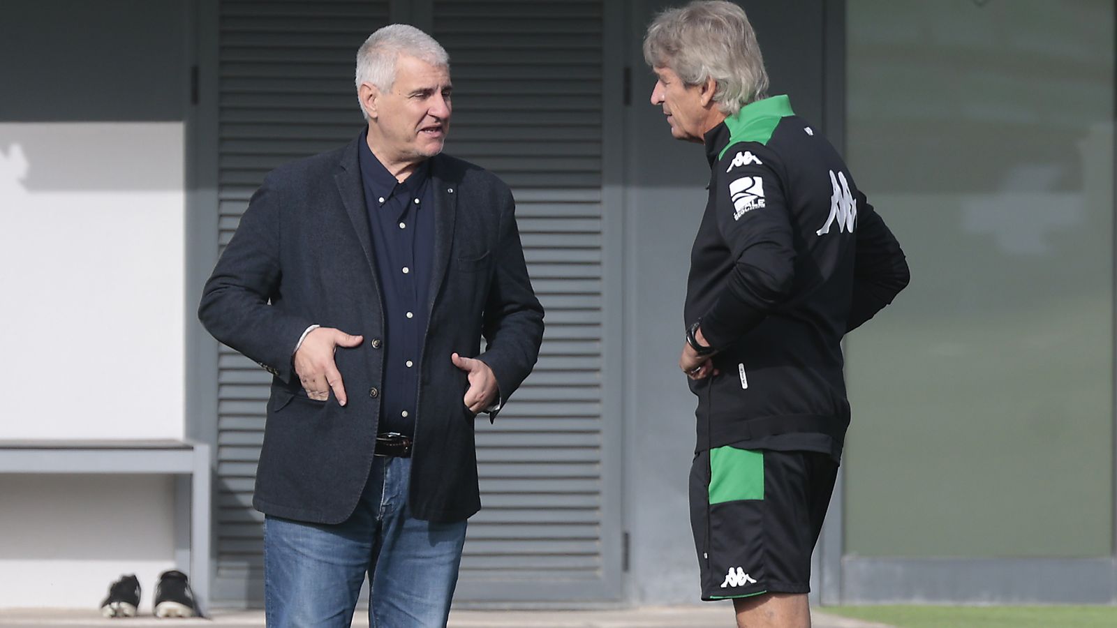 Pellegrini dialoga con Antonio Cordón.