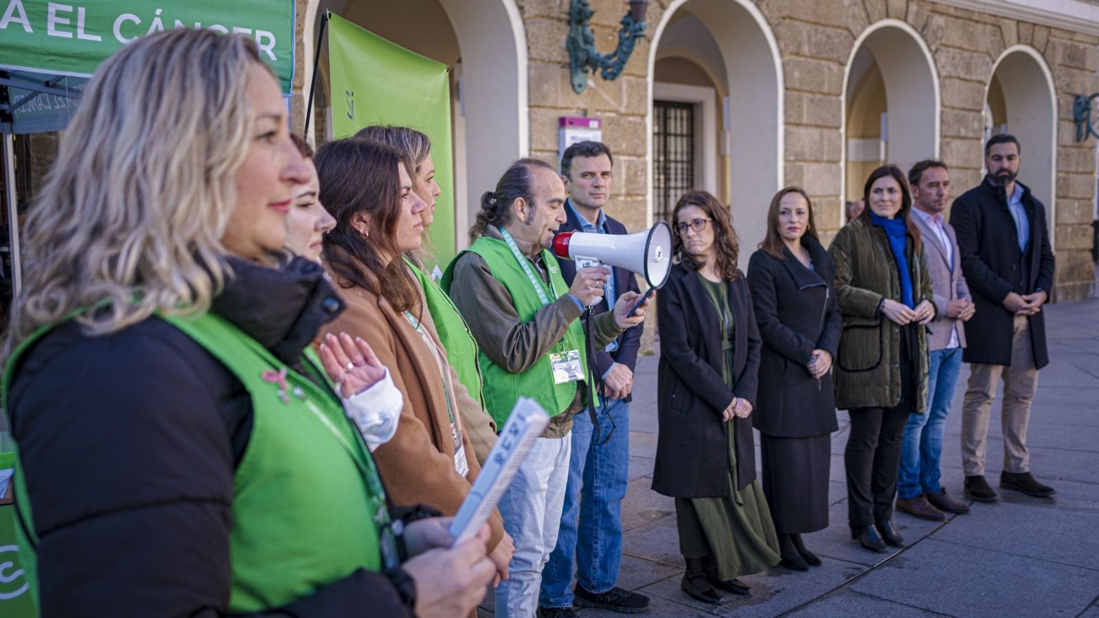 Un momento de la lectura del manifiesto de la AECC ante el Ayuntamiento de Cádiz.