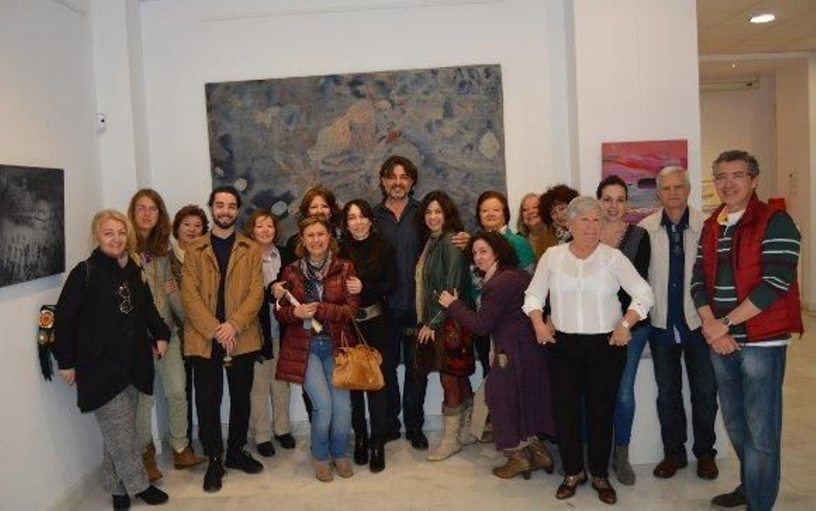 El artista Jerónimo Bocuñano, con su mujer la pintora Gracia Gavira, y un grupo de invitados durante la inauguración de la exposición titulada 'Crosmo', en la sala Práctika, en Cádiz.  Foto: Ignacio Casas de Ciria