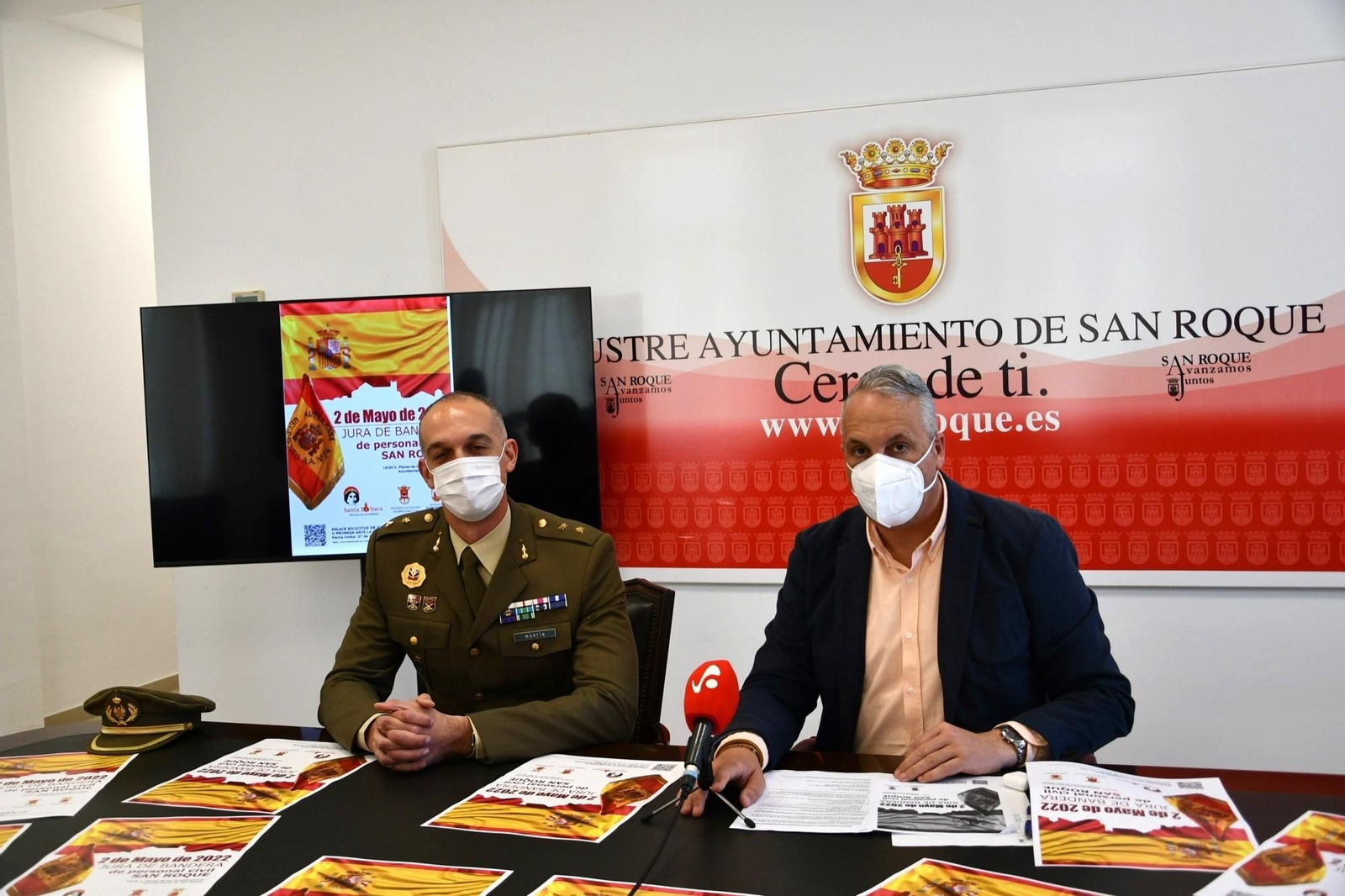 El teniente coronel Sergio Martín y el alcalde de San Roque, Juan Carlos Ruiz Boix.