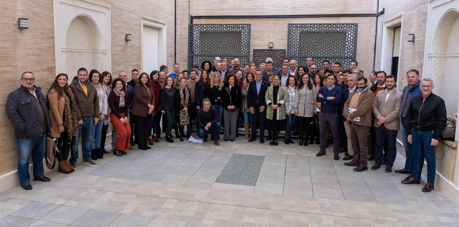 Los alcaldes y alcaldesas que han recibido los fondos con el presidente de la Diputación.